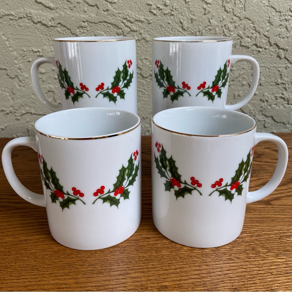 Christmas Holly Set of 4 Vintage Fine Porcelain Holiday Mugs Made in Japan  9oz
